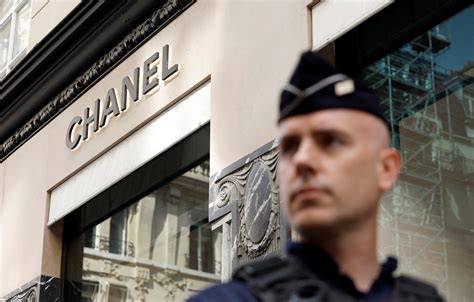 hold up chez chanel|Chanel jewelry boutique in Paris robbed by four armed men .